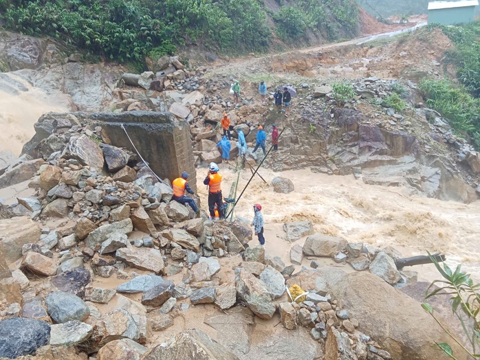 Run run xem clip giáo viên ở Đà Nẵng mang thai 37 tháng vượt lũ dữ đi sinh - Ảnh 7. Run run xem clip giáo viên ở Đà Nẵng mang thai 37 tháng vượt lũ dữ đi sinh - Ảnh 7.