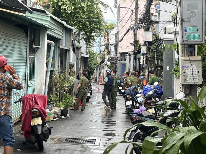 Người đàn ông tấn công hàng xóm ở TP HCM , cố thủ trong nhà gây hoang mang - Ảnh 1. Người đàn ông tấn công hàng xóm ở TP HCM , cố thủ trong nhà gây hoang mang - Ảnh 1.