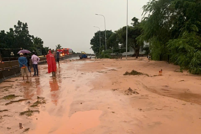 Mưa lớn làm tràn cát xuống Quốc lộ 1, sạt lở tuyến cao tốc Vĩnh Hảo - Phan Thiết - Ảnh 1. Mưa lớn làm tràn cát xuống Quốc lộ 1, sạt lở tuyến cao tốc Vĩnh Hảo - Phan Thiết - Ảnh 1.