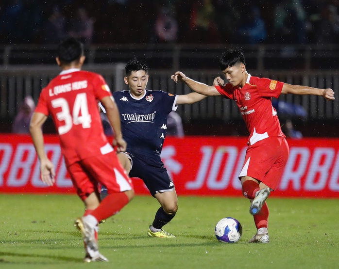 Hàng thủ lơi lỏng, CLB Công an TP HCM thua trận đầu trên sân nhà - Ảnh 1.