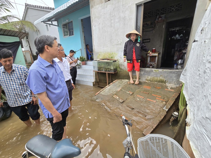 Chủ tịch UBND TP Cần Thơ khảo sát dự án mở rộng Quốc lộ 91 giữa vùng ngập nước - Ảnh 4.
