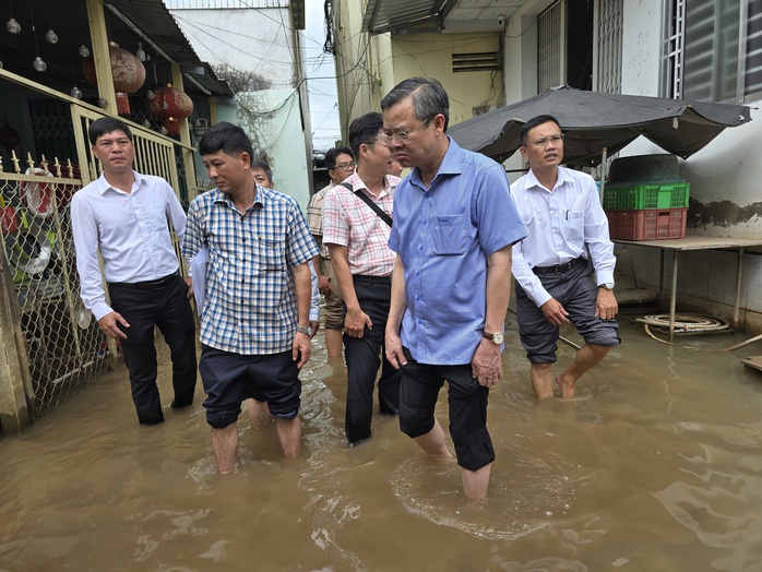 Chủ tịch UBND TP Cần Thơ khảo sát dự án mở rộng Quốc lộ 91 giữa vùng ngập nước - Ảnh 1.