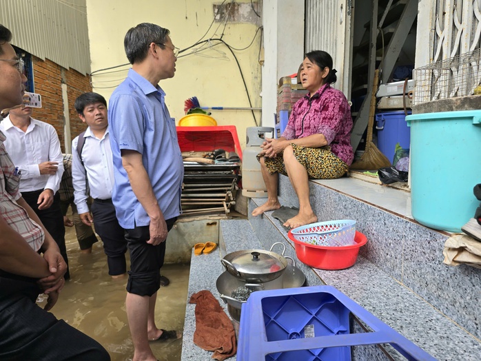 Chủ tịch UBND TP Cần Thơ khảo sát dự án mở rộng Quốc lộ 91 giữa vùng ngập nước - Ảnh 2.