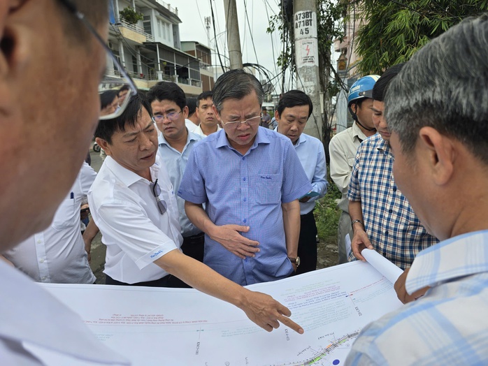 Chủ tịch UBND TP Cần Thơ khảo sát dự án mở rộng Quốc lộ 91 giữa vùng ngập nước - Ảnh 5.