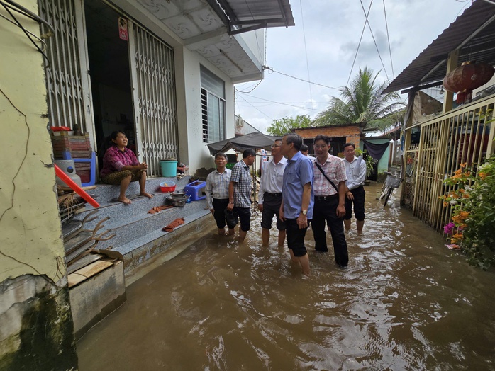 Chủ tịch UBND TP Cần Thơ khảo sát dự án mở rộng Quốc lộ 91 giữa vùng ngập nước - Ảnh 3.