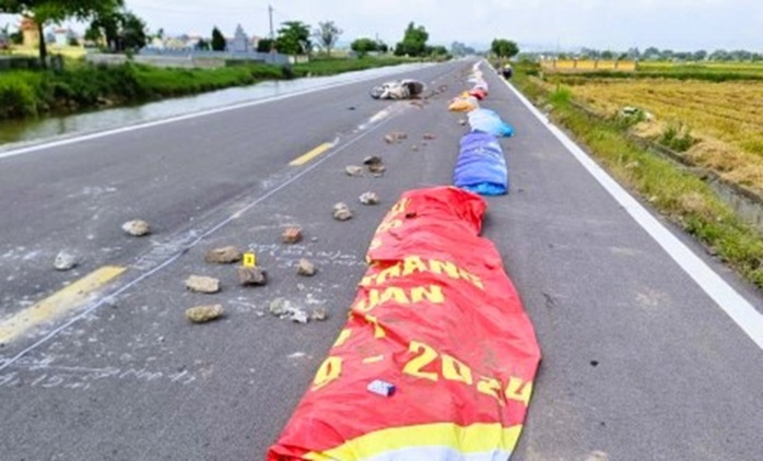 Khởi tố người nông dân phơi thóc lúa ngoài đường dẫn tới tai nạn chết người - Ảnh 1.