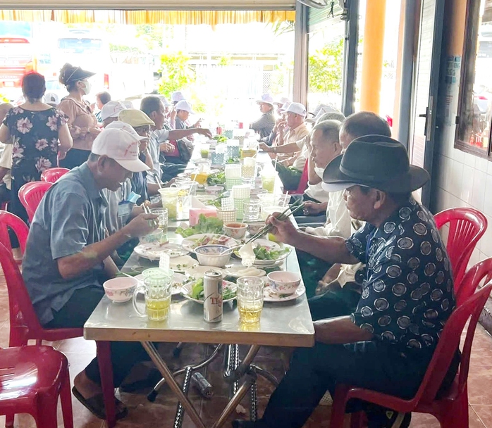 Thương hiệu nổi tiếng hơn 60 năm giữa lòng quê TP HCM - Ảnh 3.