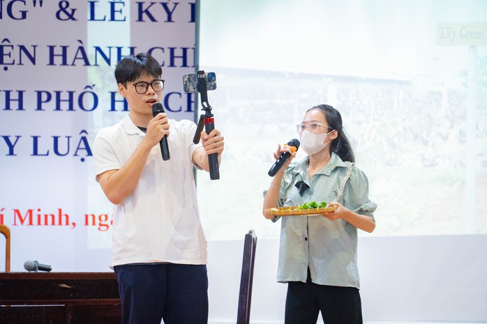 "biến hình" thành cảnh sát, người bán hàng để tìm hiểu về pháp luật - Ảnh 4.