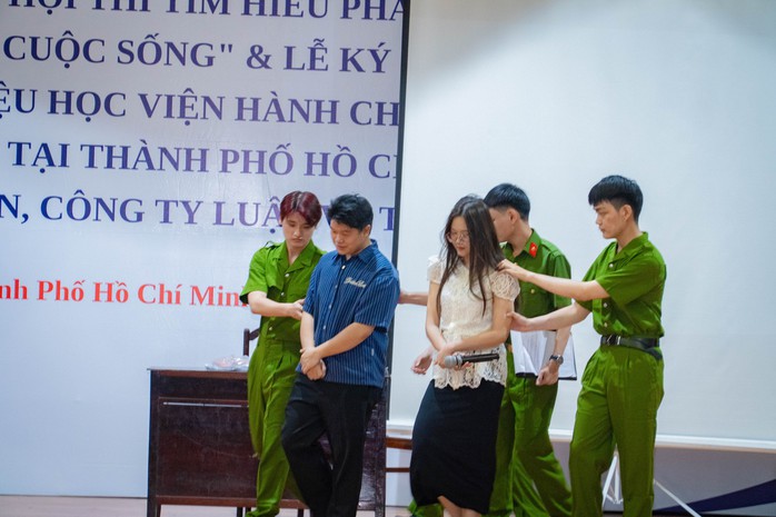 "biến hình" thành cảnh sát, người bán hàng để tìm hiểu về pháp luật - Ảnh 3.