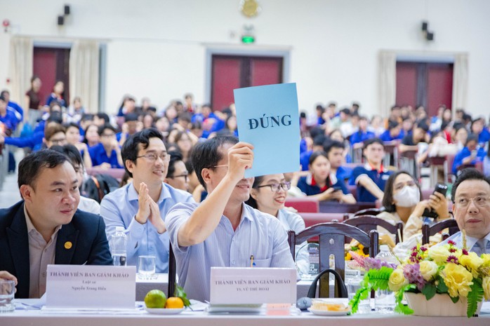 "biến hình" thành cảnh sát, người bán hàng để tìm hiểu về pháp luật - Ảnh 1.