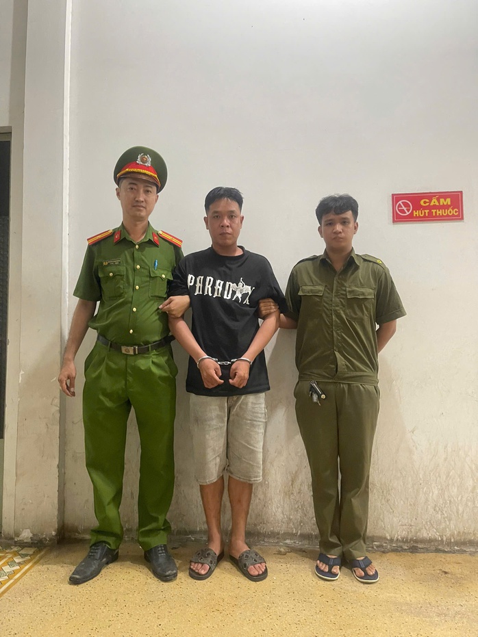 Camera an ninh tố cáo kẻ giật dây chuyền trên đường phố TP HCM - Ảnh 1.