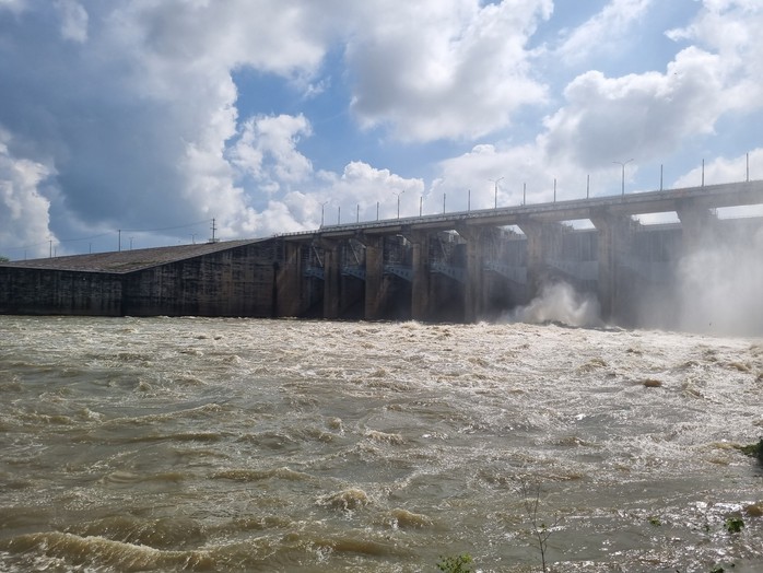 Thủy điện Trị An mở cửa xả tràn thứ 4 , nguy cơ ngập hạ du sông Đồng Nai - Ảnh 1. Thủy điện Trị An mở cửa xả tràn thứ 4 , nguy cơ ngập hạ du sông Đồng Nai - Ảnh 1.