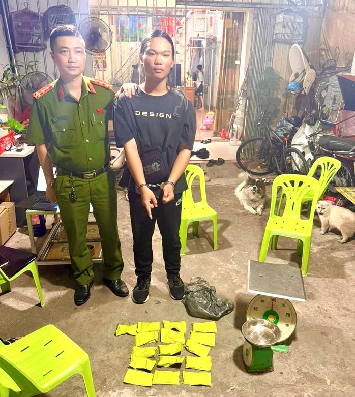 Thủ đoạn ngụy trang cất giấu 20 kg bạc trong giày để vận chuyển trái phép - Ảnh 1.