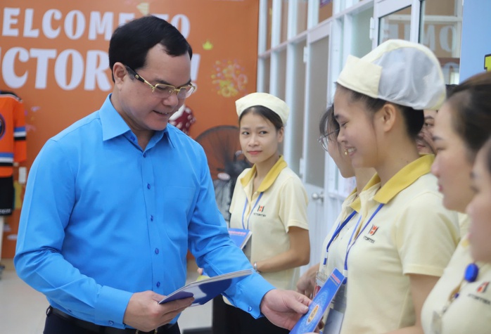 Tổng LĐLĐ Việt Nam hỗ trợ 1 tỉ đồng cho Huế khắc phục hậu quả bão lũ - Ảnh 2. Tổng LĐLĐ Việt Nam hỗ trợ 1 tỉ đồng cho Huế khắc phục hậu quả bão lũ - Ảnh 2.