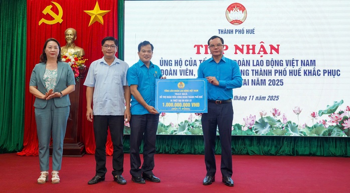 Tổng LĐLĐ Việt Nam hỗ trợ 1 tỉ đồng cho Huế khắc phục hậu quả bão lũ - Ảnh 1. Tổng LĐLĐ Việt Nam hỗ trợ 1 tỉ đồng cho Huế khắc phục hậu quả bão lũ - Ảnh 1.