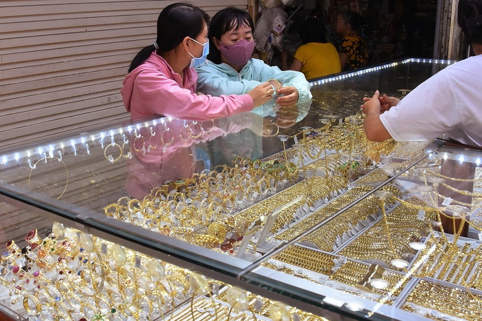 Giá vàng hôm nay 11-11: Tăng rất mạnh, lập đỉnh trong hai tuần qua - Ảnh 1.