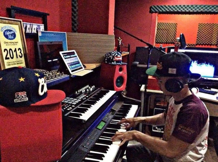 Brasil Nguyễn: Từ ca nhạc sĩ, diễn viên đến travel blogger xác lập kỷ lục Guiness - Ảnh 2.