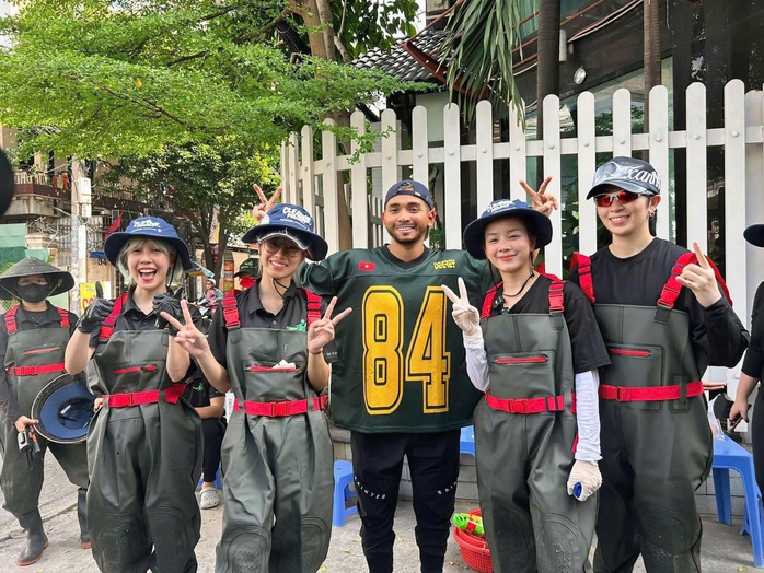 Brasil Nguyễn: Từ ca nhạc sĩ, diễn viên đến travel blogger xác lập kỷ lục Guiness - Ảnh 3.