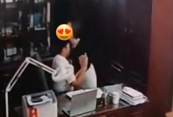 Người đàn ông có clip "thân mật" với nhiều nữ giới không phải thầy giáo - Ảnh 1.