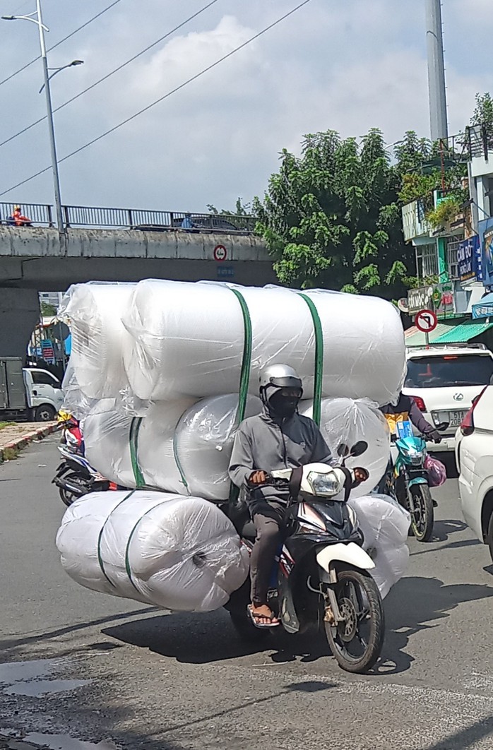 Hiểm họa từ xe chở hàng cồng kềnh - Ảnh 1.