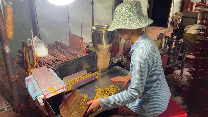 Trăm năm nghề nhang lớn nhất Nam Bộ - Ảnh 1.