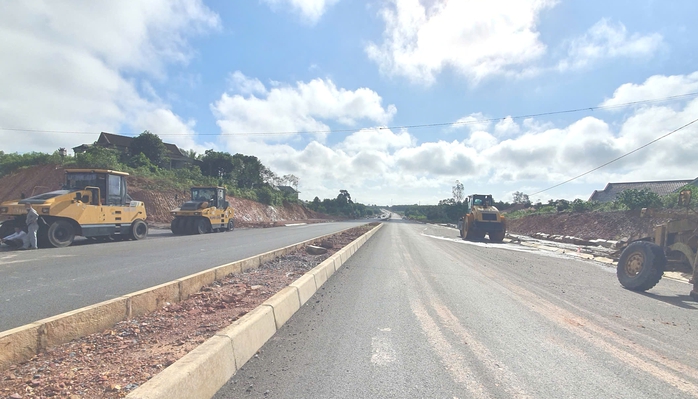 Quảng Trị cấm lưu thông xe tải lớn trên đường Hùng Vương nối dài - Ảnh 2.