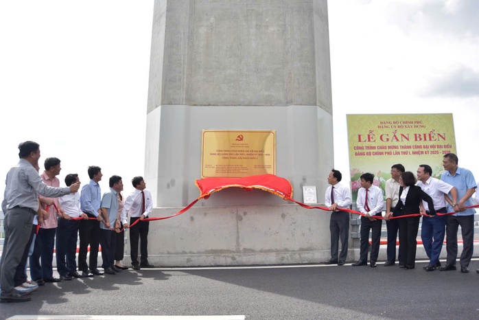 Cầu Rạch Miễu 2 là công trình tiêu biểu chào mừng Đại hội Đảng bộ Chính phủ lần thứ I - Ảnh 1.