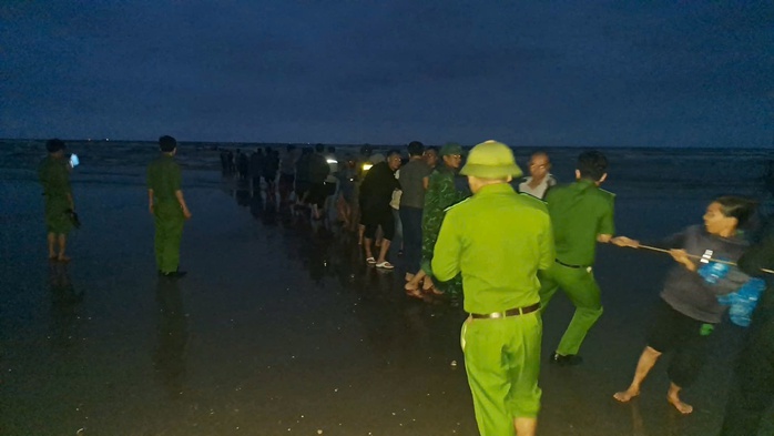 Thuyền bị sóng đánh chìm ở Hà Tĩnh , người cha mất tích trong khi cứu con trai - Ảnh 1.