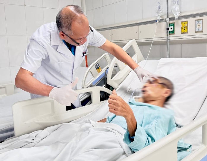 Bước hụt xuống hố thang máy, người đàn ông thoát chết hy hữu - Ảnh 1.