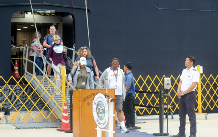 Hai siêu du thuyền hạng sang đưa 3 . 100 Khách du lịch quốc tế đến Quảng Ninh - Ảnh 2.