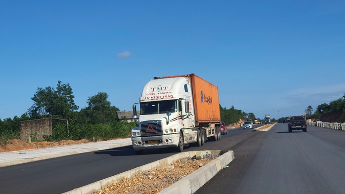 Quảng Trị cấm lưu thông xe tải lớn trên đường Hùng Vương nối dài - Ảnh 1.