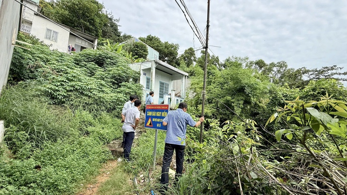 Sở Xây dựng TP HCM khảo sát khu vực nguy cơ sạt lở khiến 81 người phải di dời.  - Ảnh 1.