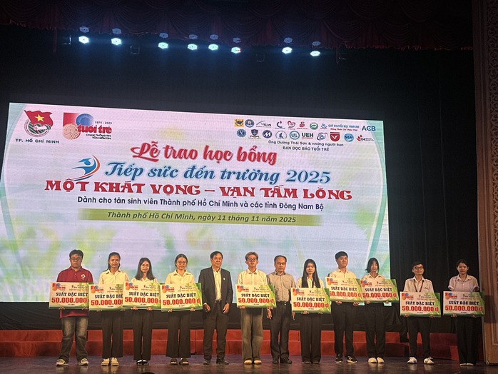 Mẹ xuất hiện bất ngờ, nữ sinh viên Y Dược TP HCM bật khóc trên sân khấu - Ảnh 1.