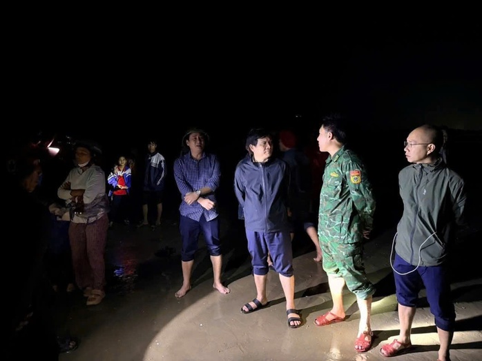 Thuyền bị sóng đánh chìm ở Hà Tĩnh , người cha mất tích trong khi cứu con trai - Ảnh 2.