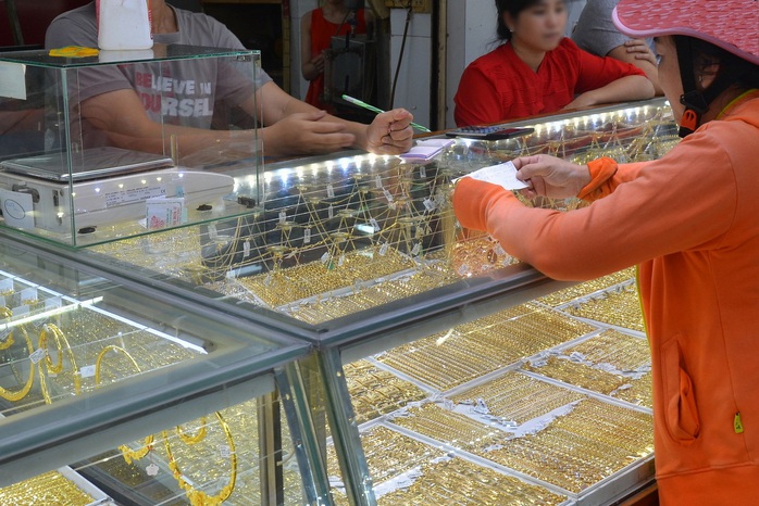 Giá vàng hôm nay 12 - 11 giảm mạnh sau đỉnh cao ba tuần - Ảnh 1.