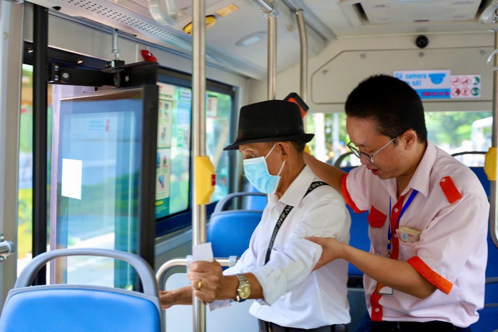 Người cao tuổi đi xe buýt tại TP HCM cần lưu ý điều này - Ảnh 1.