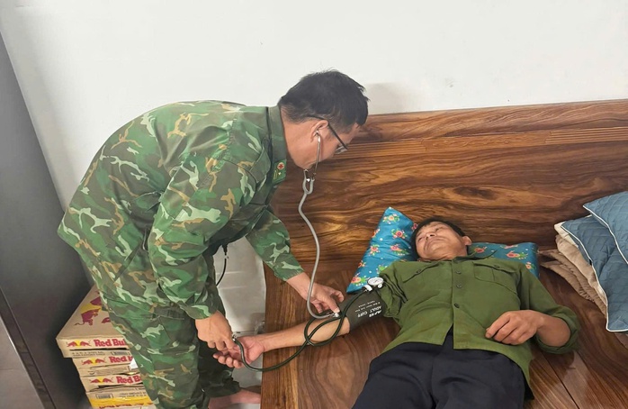 7 Ngư dân được cứu sống an toàn sau sự cố tàu cá bị chìm giữa biển - Ảnh 2.