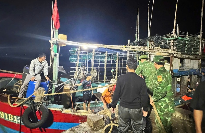7 Ngư dân được cứu sống an toàn sau sự cố tàu cá bị chìm giữa biển - Ảnh 1.