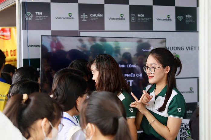 Top 10 nơi làm việc tốt nhất ngành ngân hàng lộ diện - Ảnh 3.