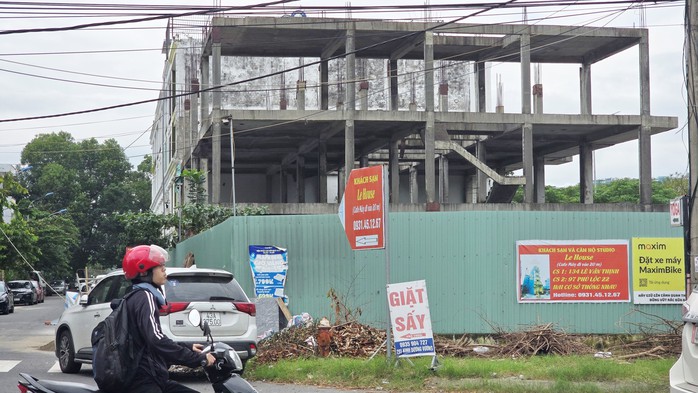 Mua shophouse giá chục tỉ đồng tại Đà Nẵng, nhiều người vẫn đang phải "sống chui" - Ảnh 1.