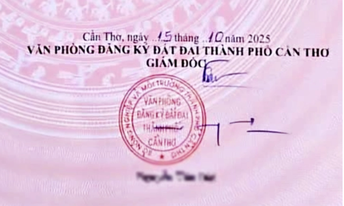 Chữ ký thấy kỳ kỳ của giám đốc văn phòng đăng ký đất đai Cần Thơ gây xôn xao - Ảnh 1.