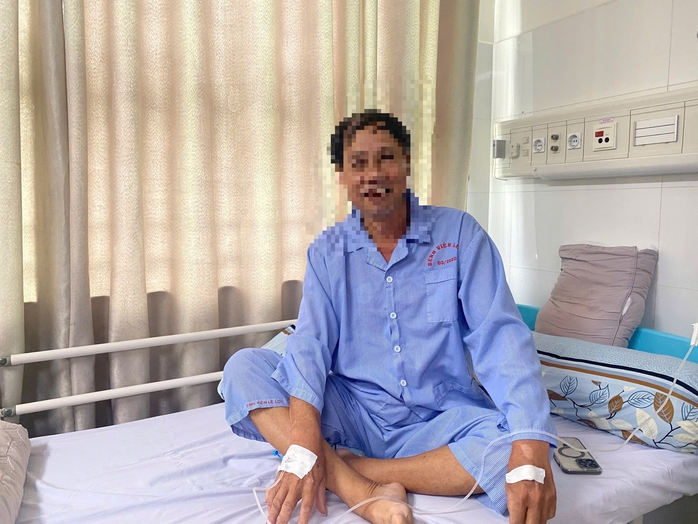 VIDEO: Giây phút bác sĩ cứu bệnh nhân ngừng tim vì điện giật - Ảnh 1.