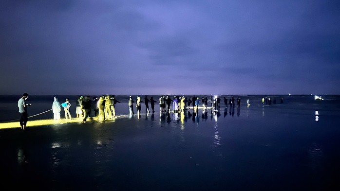 Tìm thấy thi thể người cha trong vụ chìm thuyền trên biển ở Hà Tĩnh - Ảnh 1.