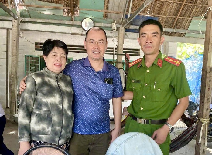 Chỉ sau 1 giờ, công an giúp công dân Pháp tìm lại người thân sau 13 năm - Ảnh 1.