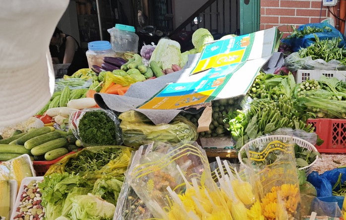 Bà nội trợ lo lắng vì giá rau củ tăng cao chóng mặt tại TP HCM - Ảnh 1.