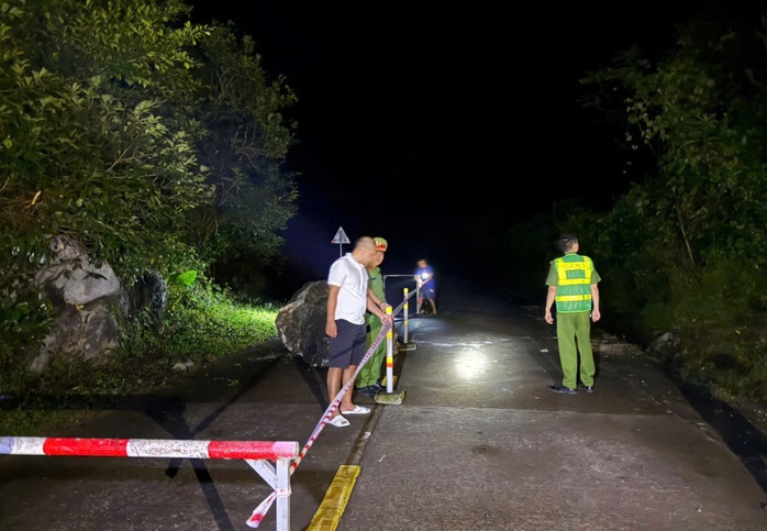 Tảng đá nặng hàng tấn lăn xuống đường Hồ Chí Minh nhánh Tây đêm qua - Ảnh 1.