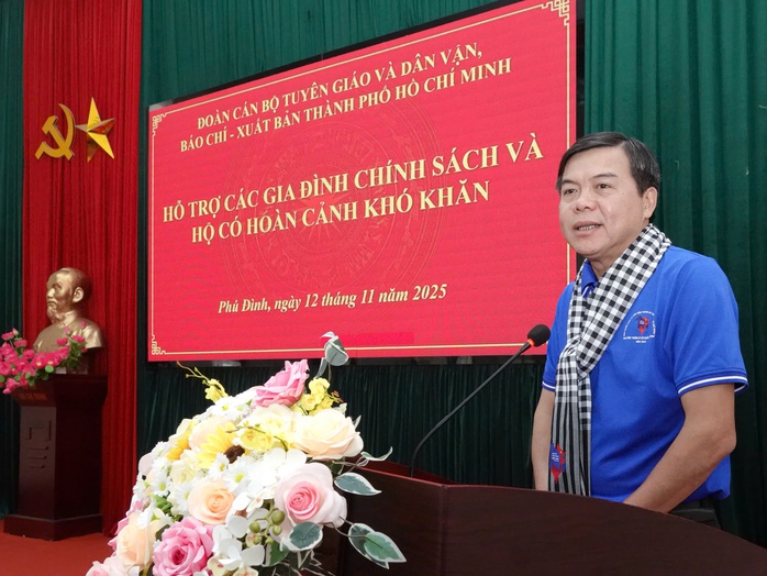 Đoàn cán bộ tuyên giáo và dân vận, báo chí - xuất bản TP HCM tặng quà cho các hộ dân tỉnh Thái Nguyên - Ảnh 1.