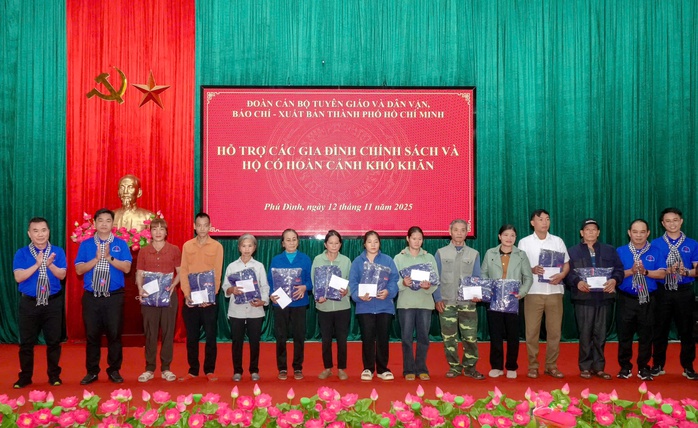 Đoàn cán bộ tuyên giáo và dân vận, báo chí - xuất bản TP HCM tặng quà cho các hộ dân tỉnh Thái Nguyên - Ảnh 7.