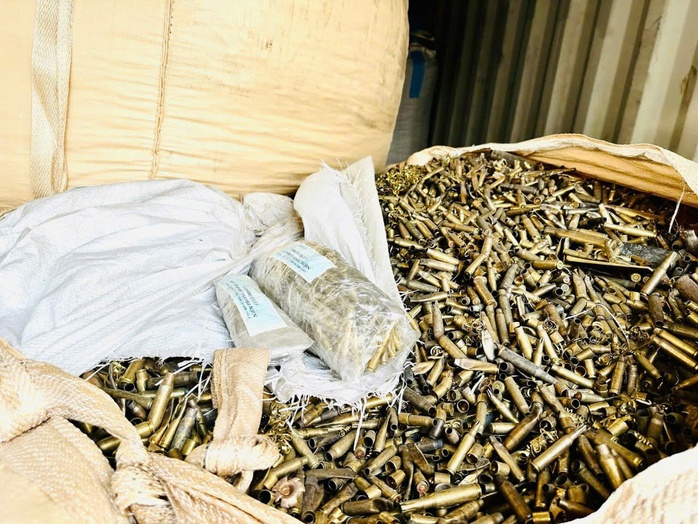 Điều tra vụ nhập lậu vỏ đạn quân dụng hơn 25 tấn vào Việt Nam qua cảng Hải Phòng - Ảnh 4. Điều tra vụ nhập lậu vỏ đạn quân dụng hơn 25 tấn vào Việt Nam qua cảng Hải Phòng - Ảnh 4.