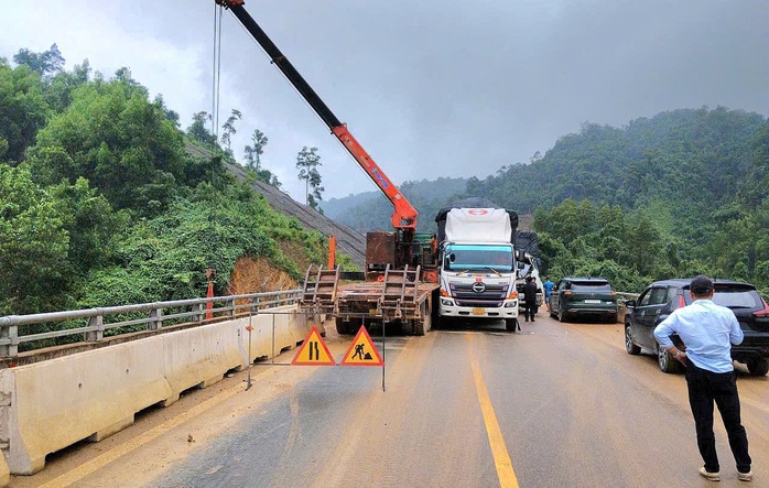 Tai nạn giữa hai xe tải trên cao tốc La Sơn - hòa Liên gây ách tắc nghiêm trọng - Ảnh 1.